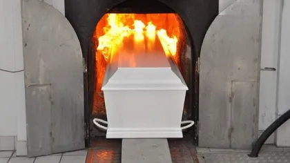Un crematoriu din Germania lucrează non-stop. Mesajul directorului pentru coronasceptici: Veniți să ne ajutați să mutăm sicriele