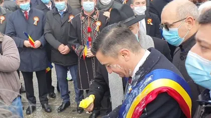 Incidente la ceremoniile dedicate Unirii Principatelor: Primarul Mihai Chirica, atacat cu iaurt