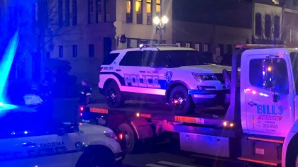 Incident inexplicabil în SUA. O mașină de poliție a intrat în plin într-un grup de oameni