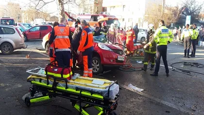 Accident teribil în Capitală. O maşină a fost făcută praf, după ce a ricoşat într-un copac: Sunt cinci victime - FOTO