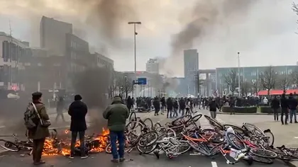 Proteste violente în Olanda pe fondul noilor măsuri de restricţie. Centru de testare COVID, incendiat; poliţiştii au fost atacaţi cu pietre