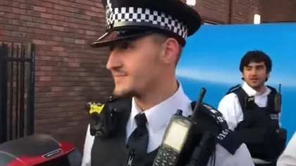 Români puşi pe distracţie în Londra, trimişi acasă de un poliţist de origine română. Reacţia tinerilor când poliţistul le vorbeşte pe limba lor VIDEO