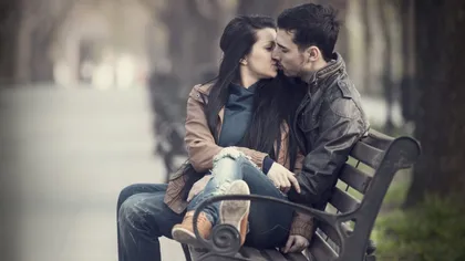 Adolescenţi amendaţi de un poliţist care i-a surprins sărutându-se în parc. Mama băiatului: 