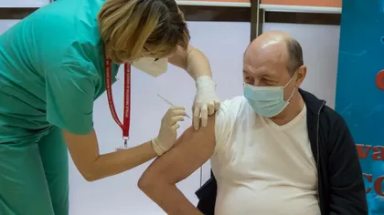 Traian Băsescu s-a vaccinat anti-Covid la Spitalul Militar. Ce i-a spus fostul preşedinte medicului care i-a administrat doza