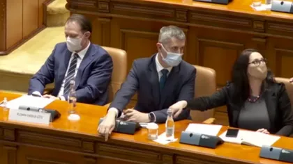 Moment stânjenitor cu Dan Barna în Parlament. Un angajat al Camerei este chemat să ridice ochelarii scăpați pe jos de vicepremier