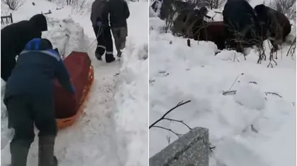 Mort tras cu sania prin zăpadă până la cimitir din pricina nămeţilor VIDEO