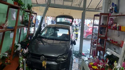 Imaginea zilei vine din Alba Iulia. O maşină a intrat într-o florărie şi a luat o femeie pe capotă. Doi copii, cu atac de panică