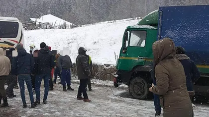 Accident grav în Neamţ. Un autocar plin cu pasageri a fost implicat