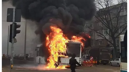 Un autobuz plin cu pasageri a luat foc. Clipe de panică în Galaţi