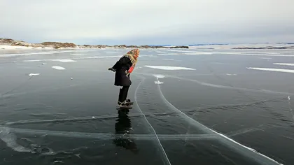 Caz impresionant, o bunică de 80 de ani patinează zilnic pe gheaţa Lacului Baikal, cu o pereche de patine făcute în 1943 VIDEO. Bătrânica trăieşte singură în mijlocul Siberiei