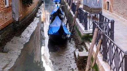 Celebrele canale din Veneţia au rămas fără apă. Gondolele stau în noroi VIDEO