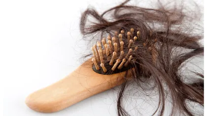 Efecte adverse cumplite ale coronavirusului. O femeie şi-a pierdut părul.
