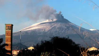 Vulcanul Etna continuă să expulzeze în aer lavă şi cenuşă