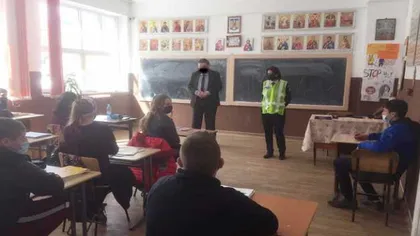 Imaginea zilei vine din Suceava. Mască desenată pe faţa unui profesor, pe o fotografie de campanie trimisă de IPJ! Poza a făcut senzaţie pe internet!