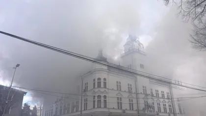 Incendiu la Palatul Administrativ din Suceava, sediul Prefecturii şi al Consiliului Judeţean riscă să se prăbuşească. FOTO şiVIDEO