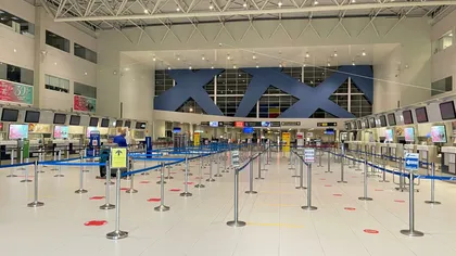 Fotoreportaj! Imagini dezolante din aeroportul Otopeni! Toate magazinele închise şi terminalele pustii! La singurele zboruri ale zilei românii se înghesuie ca în vremurile bune!