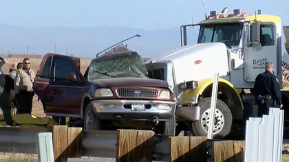 Accident cu 15 morţi în California. Un SUV supraîncărcat cu pasageri s-a ciocnit cu un camion cu pietriş, impactul a fost devastator
