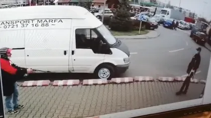 Momente de groază în Capitală! Un bărbat a amenințat oamenii cu pușca în parcarea unui supermarket