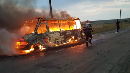 Un microbuz cu pasageri a luat foc în mers. Panică pe DN1