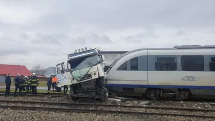 Accident feroviar grav la Vaslui. Un tren a lovit în plin un TIR GALERIE FOTO şi VIDEO