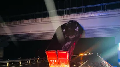 Accident grav pe autostrada A1. Remorca unui camion s-a desprins şi a rămas agăţată de un pod