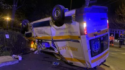 Ambulanţă răsturnată în Bucureşti. Membrii echipajului au fost răniţi grav