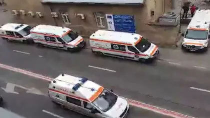 Scene revoltătoare în faţa Spitalului Municipal Timişoara. Ambulanţele, nevoite să aştepte zeci de minute să-şi predea pacienţii cu Covid-19 VIDEO