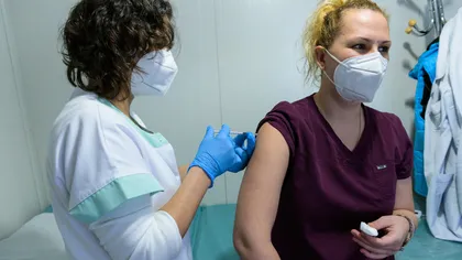 Tot mai mulţi români renunţă la vaccinarea cu AstraZeneca. Cei vaccinaţi pot face rapel cu alt ser? Ce spun autorităţile
