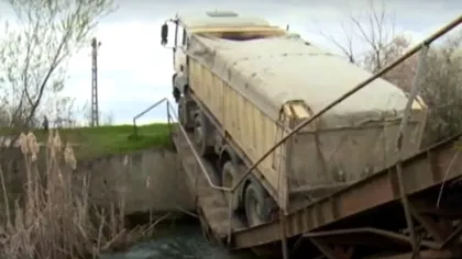 Un camion plin cu pietre a rupt în două un pod din județul Dâmbovița. Șoferul spune că a fost păcălit de GPS să o ia pe acel drum