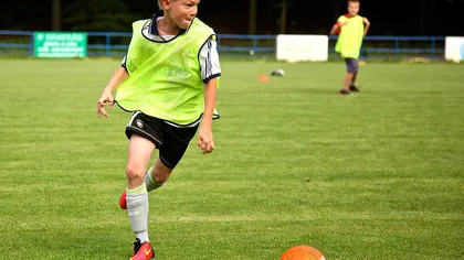 Un copil de doar zece ani a murit în timp ce se juca fotbal pe terenul de sport. Greşeala fatală care i-a provocat decesul