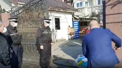 O femeie din Craiova a primit înapoi gunoiul pe care îl aruncase pe stradă. A primit şi amendă VIDEO