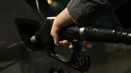 Preţul benzinei a EXPLODAT în Europa. Rafinăriile şi-au redus producţia, dar au majorat exporturile. Cât a ajuns să coste un litru de combustibil