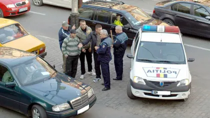 Atac mafiot la Baia Mare. Un poliţist a fost snopit în bătaie în mijlocul străzii, de faţă cu soţia VIDEO