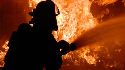 Incendiu violent la o fabrică de mobilă din Reghin. Focul a cuprins mai multe hale şi riscă să se extindă
