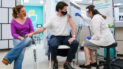 Premierul canadian Justin Trudeau s-a vaccinat cu prima doză de AstraZeneca VIDEO