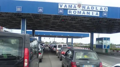 Cozi de kilometri la intrarea în România. Oamenii au aşteptat cu orele în Vama Nădlac să revină acasă
