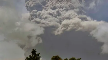 Un nor de cenuşă cauzat de erupţia unui vulcan este vizibil din spaţiu. Localnicii sunt evacuaţi
