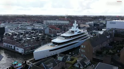 Un yacht de aproape 100 de metri este transportat prin canalele înguste din Olanda. Imagini spectaculoase cu nava uriaşă, printre case VIDEO