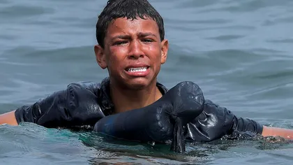 Criză la frontierele Spaniei. Imaginea disperării: un adolescent marocan înoată către enclava spaniolă Ceuta 