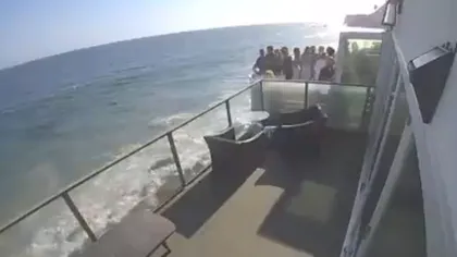 VIDEO: Momentul șocant în care un balcon plin cu oameni se prăbușește peste un teren cu stânci