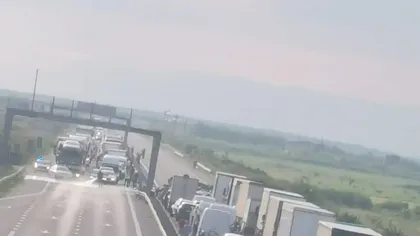Trafic blocat pe Autostrada Bucureşti - Piteşti. Pericol de explozie după ce o dubă care transporta ulei uzat s-a răsturnat