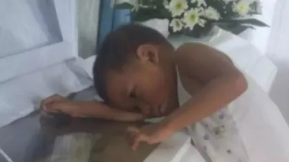 Replica răscolitoare a unui copil la înmormântarea mamei lui: „De ce mama nu mai doarme lângă mine?”