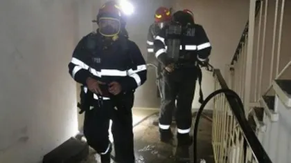 Incendiu într-un bloc de locuinţe din Târgu Mureş. Mai mulţi locatari au ajuns la spital
