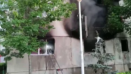 O lumânare uitată aprinsă a iscat un incendiu violent într-un bloc din Slatina. 17 persoane au fost evacuate, între care și 5 copii