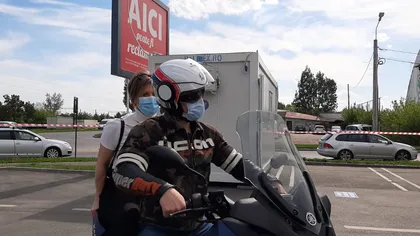 Prefectul de Buzău a venit cu motocicleta la centrul de vaccinare drive through deschis în parcarea unui supermarket