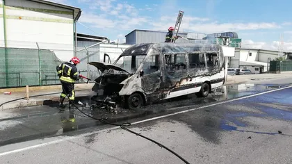 Un microbuz a luat foc în trafic, pe un drum din Buzău. Clipe de groază pentru pasageri VIDEO