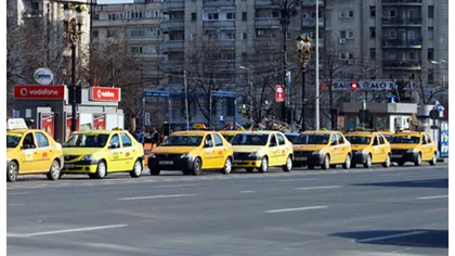 Taximetriştii din Arad au mers în coloană la centrul drive-thru pentru a se vaccina