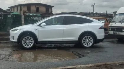 Maşina Tesla supusă testului şoselelor din Nigeria a stârnit un val de reacţii amuzante pe internet