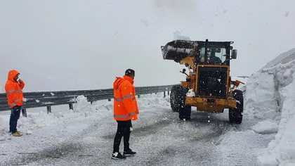 Ninge pe Transalpina la începutul verii! Drumarii intervin pentru deszăpezire