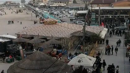 Mii de tineri adunaţi pe plajă în Vama Veche au fost dispersaţi de poliţie VIDEO